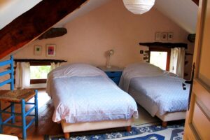 Les Devezes - twin bedroom
